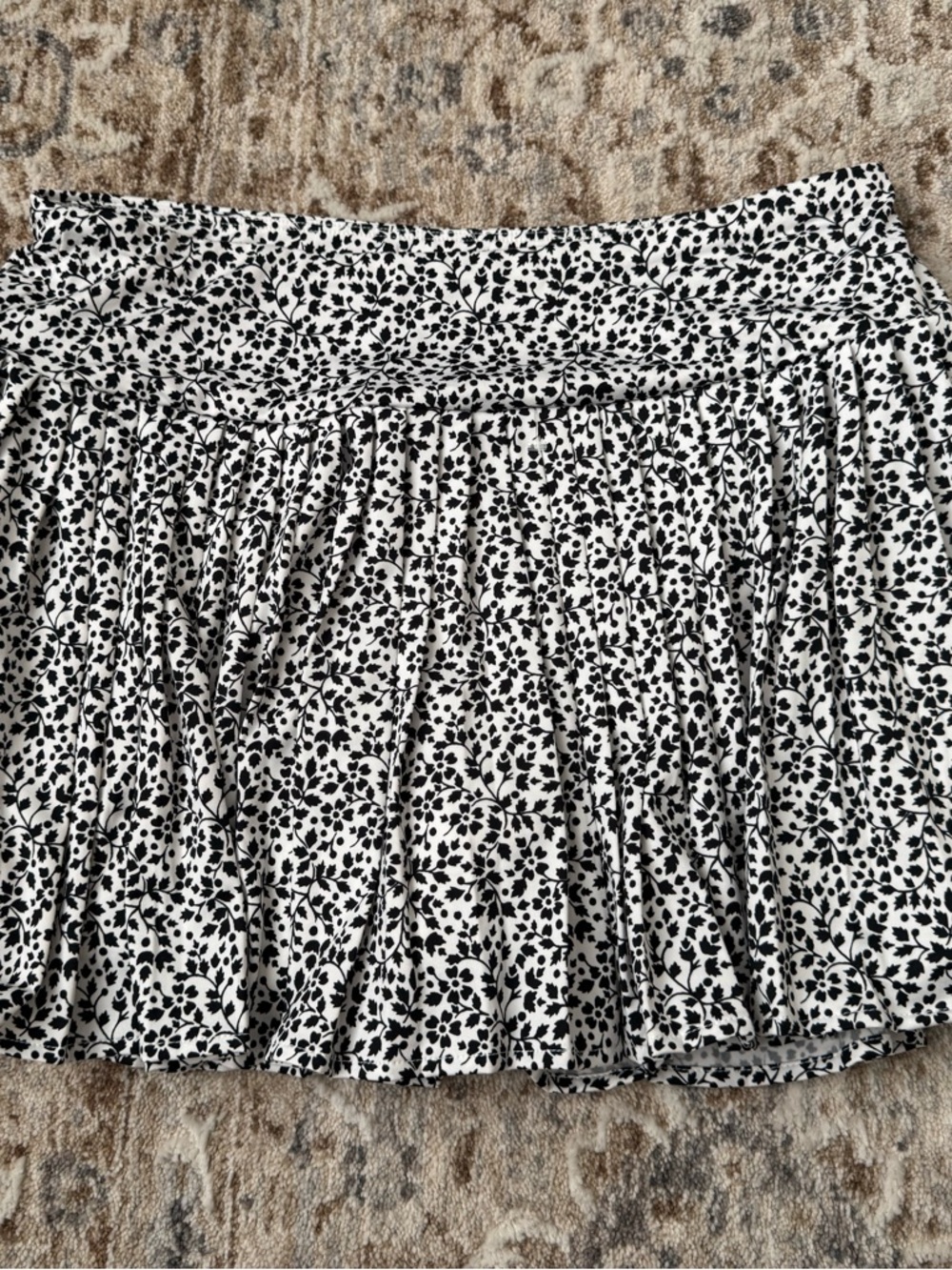 Laura Ashley Black & White Floral Pleated Mini Skirt size large NEW